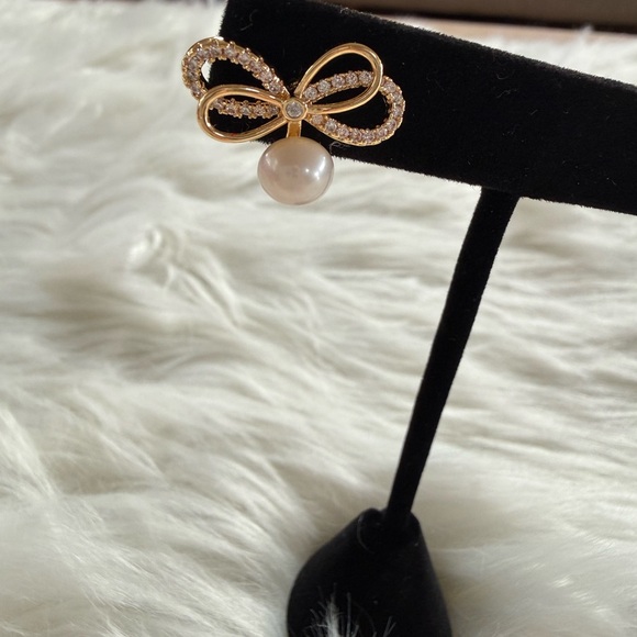 Elegant Gold Bow Earrings with Pearls - Picture 2 of 3